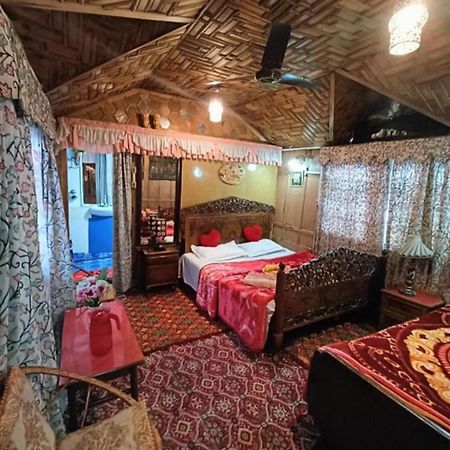 Готель New Minar Group Of Houseboats Срінагар Екстер'єр фото
