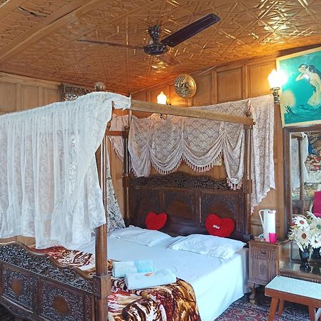 Готель New Minar Group Of Houseboats Срінагар Екстер'єр фото