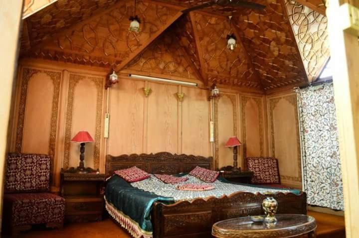 Готель New Minar Group Of Houseboats Срінагар Екстер'єр фото