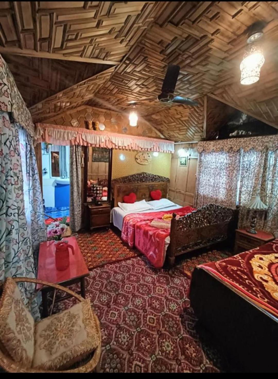 Готель New Minar Group Of Houseboats Срінагар Екстер'єр фото