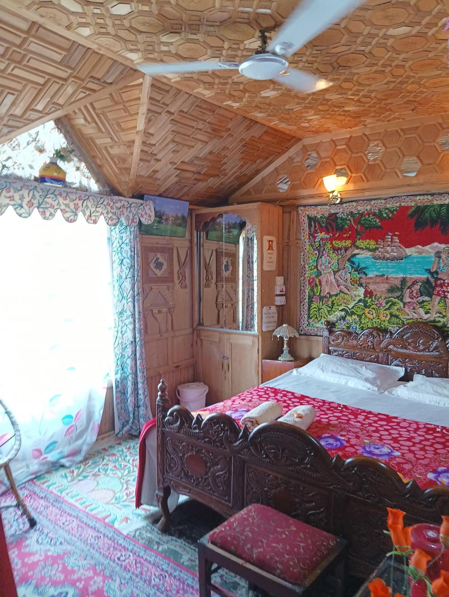 Готель New Minar Group Of Houseboats Срінагар Екстер'єр фото