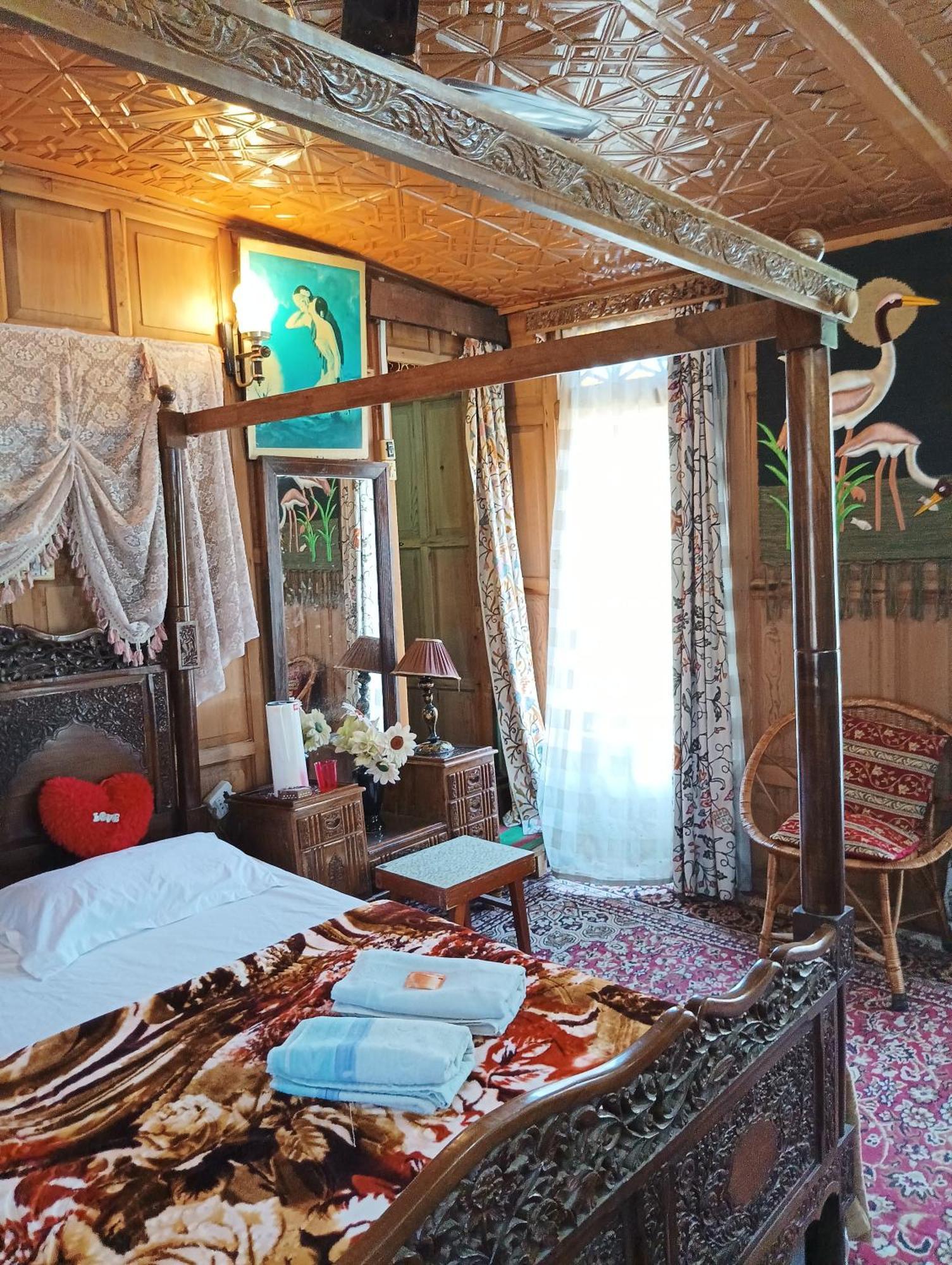 Готель New Minar Group Of Houseboats Срінагар Екстер'єр фото