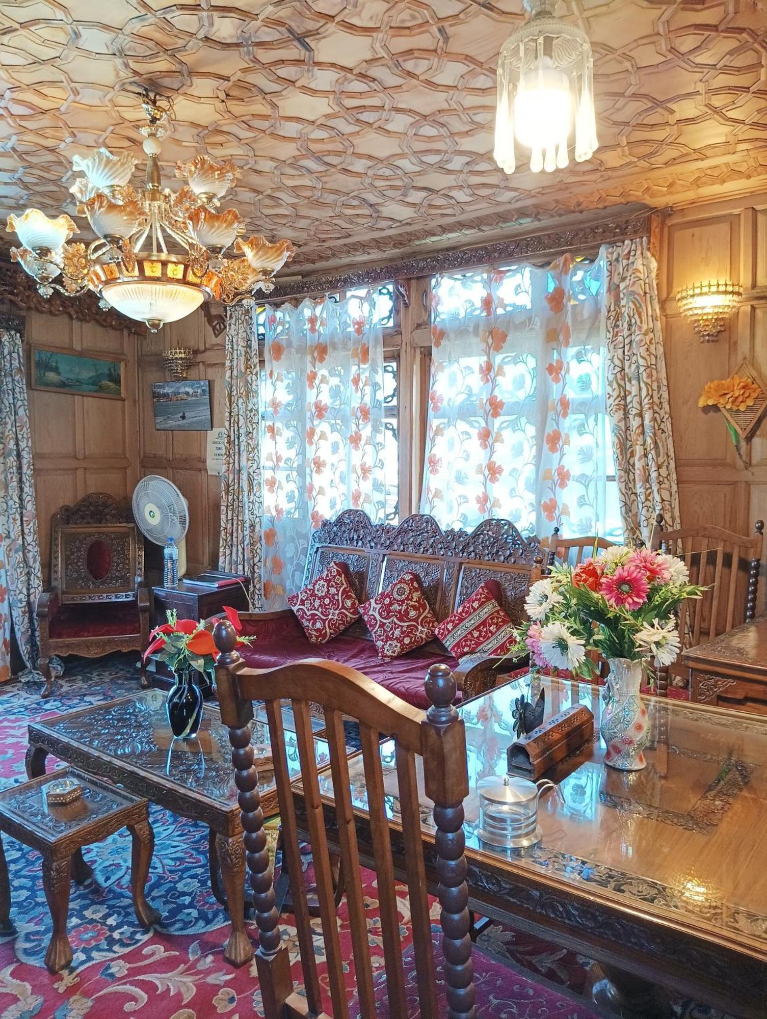 Готель New Minar Group Of Houseboats Срінагар Екстер'єр фото