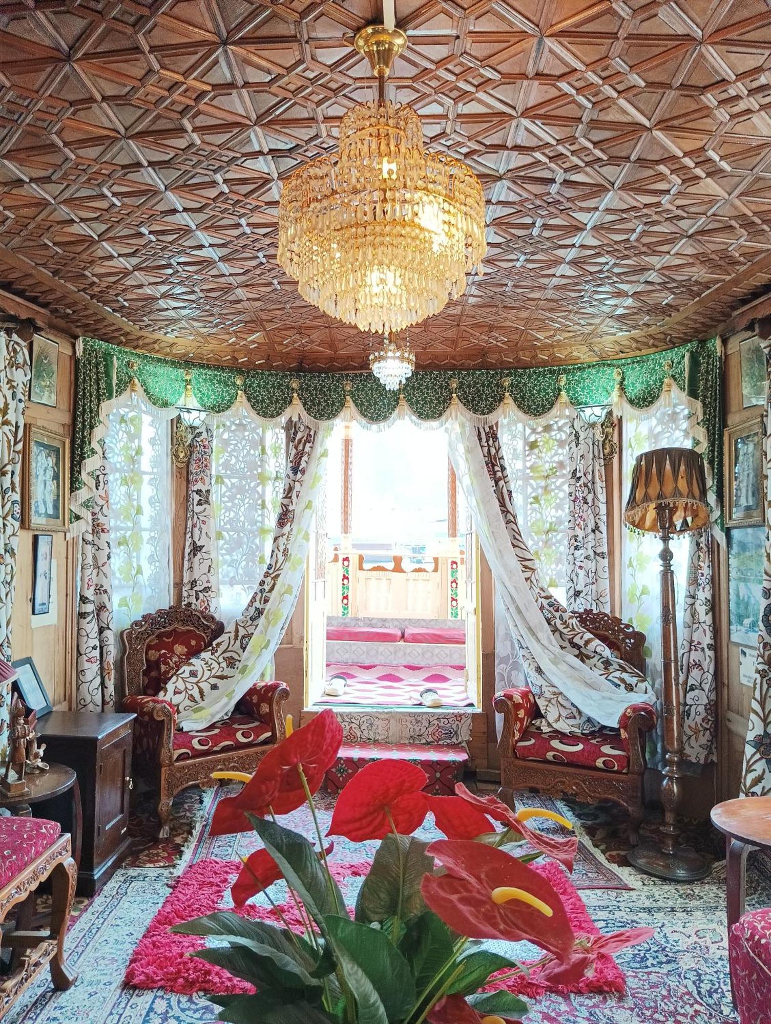 Готель New Minar Group Of Houseboats Срінагар Екстер'єр фото