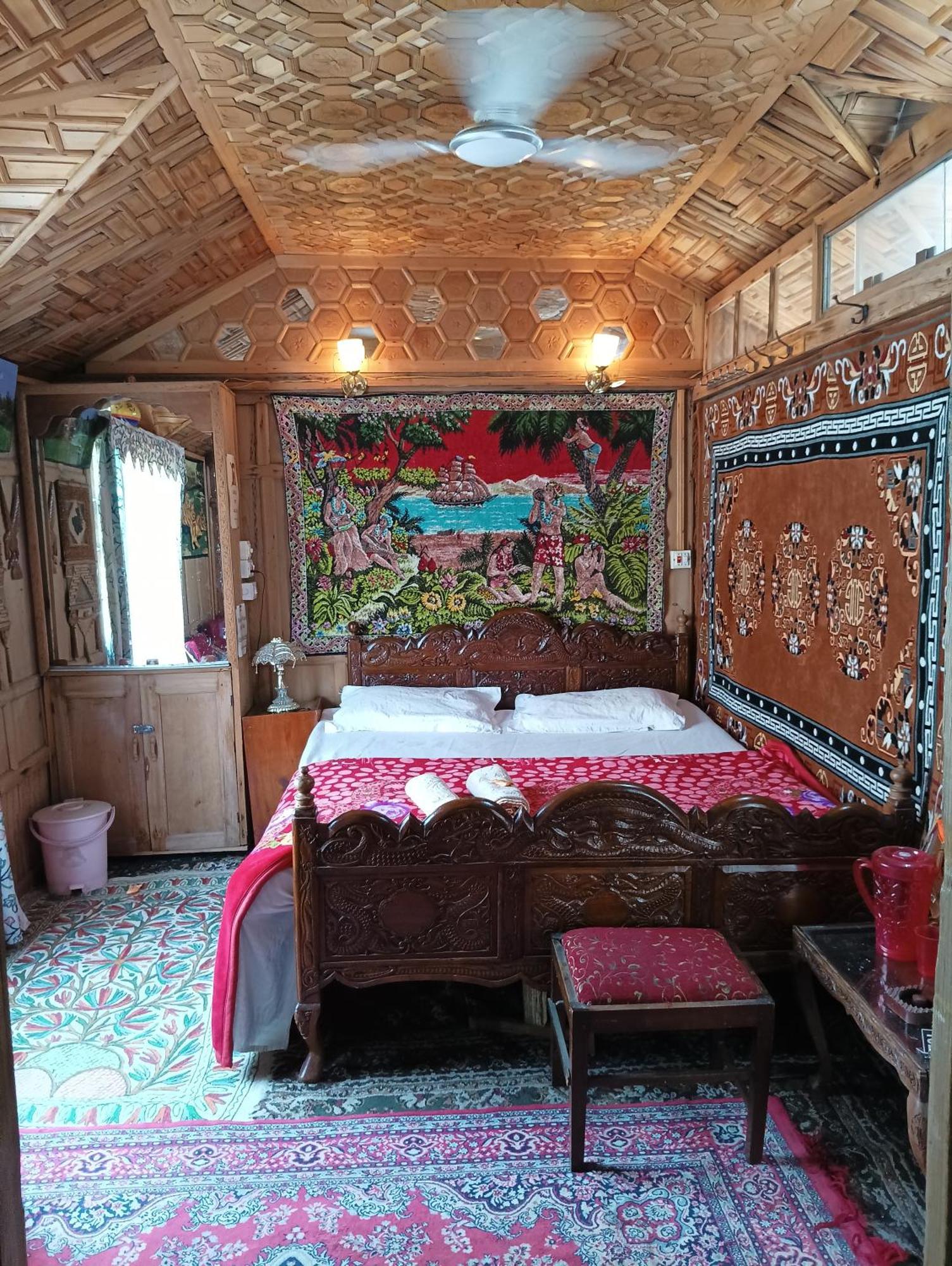 Готель New Minar Group Of Houseboats Срінагар Екстер'єр фото